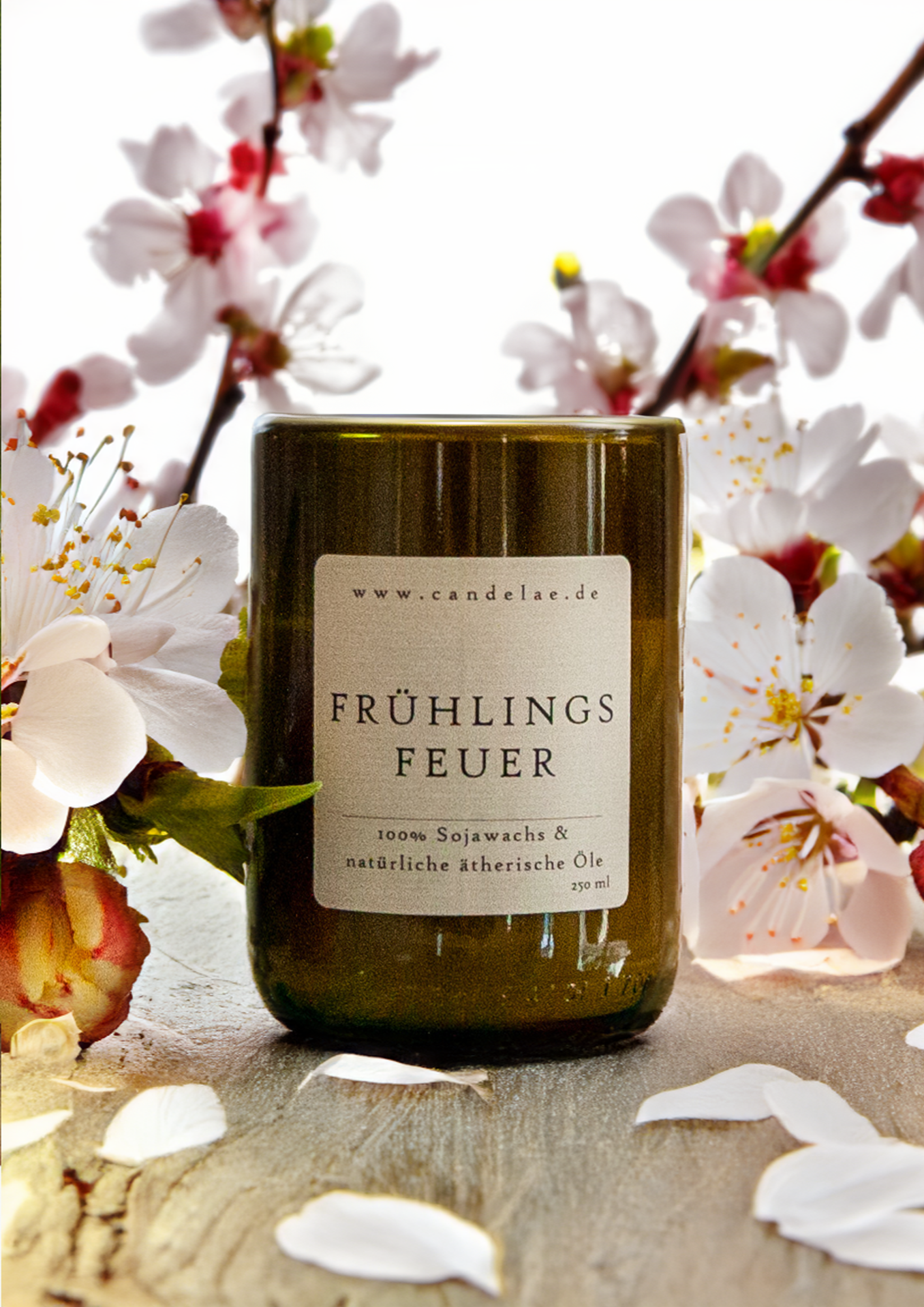 Natürliche Duftkerze Frühlingsfeuer aus Sojawachs im recycelten Glas für frischen Frühlingsduft