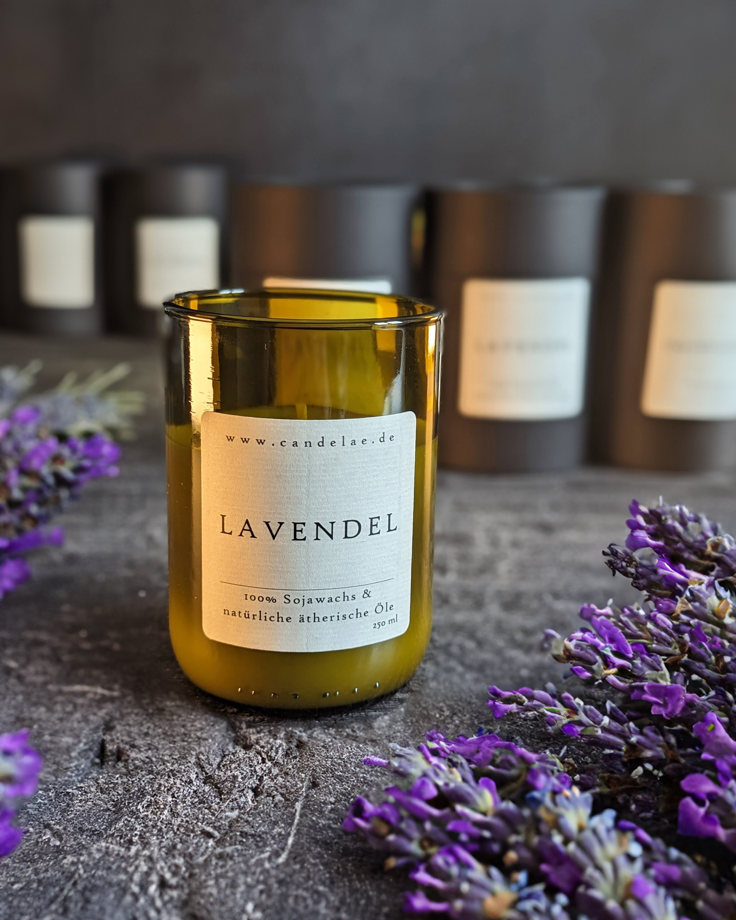 natürliche Lavendel Duftkerze in einem Glas, hergstellt aus einer alten Weinflasche