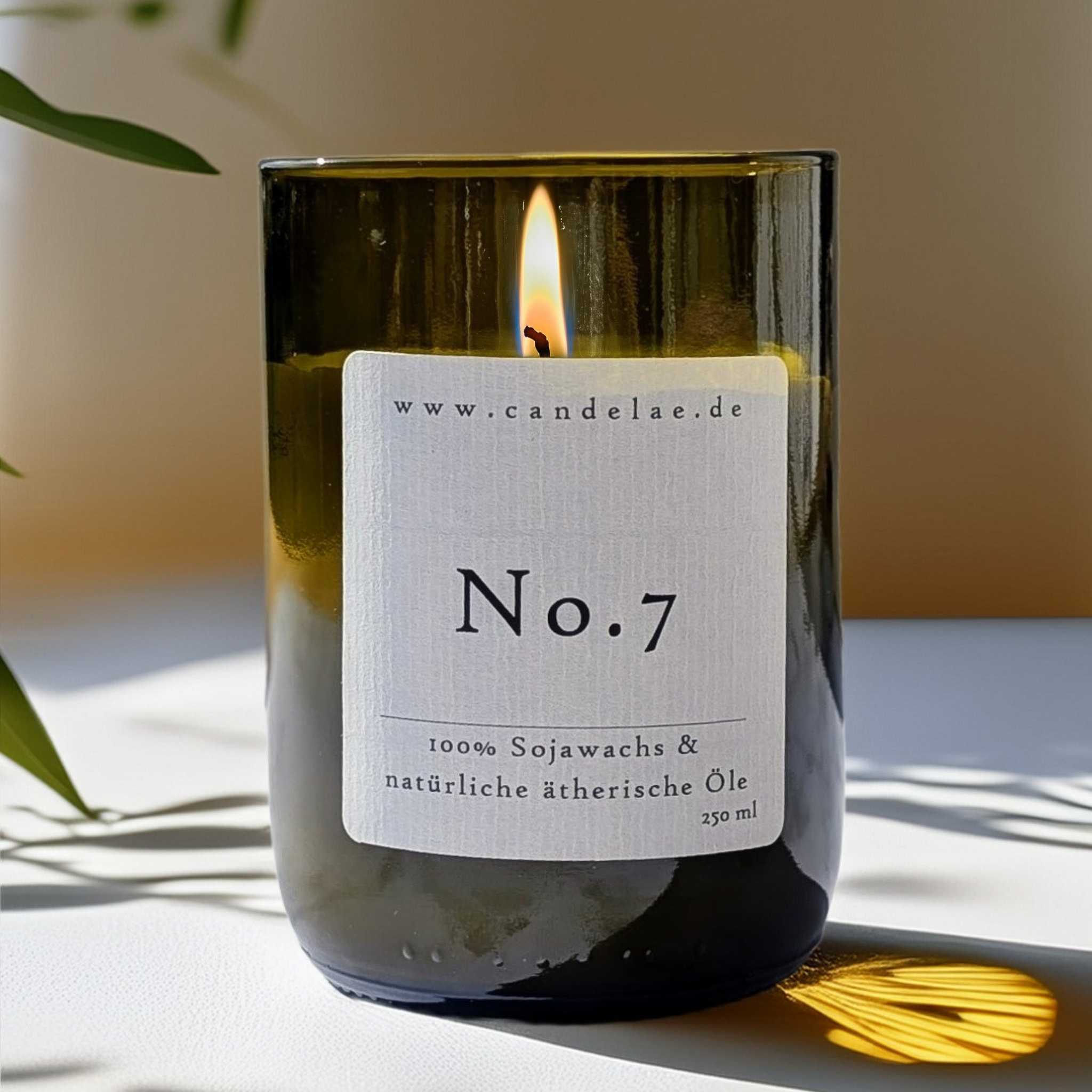 Vegane Duftkerze No.7 aus Sojawachs in recyceltem Weinflaschenglas mit ätherischen Ölen und natürlichem Mückenschutz