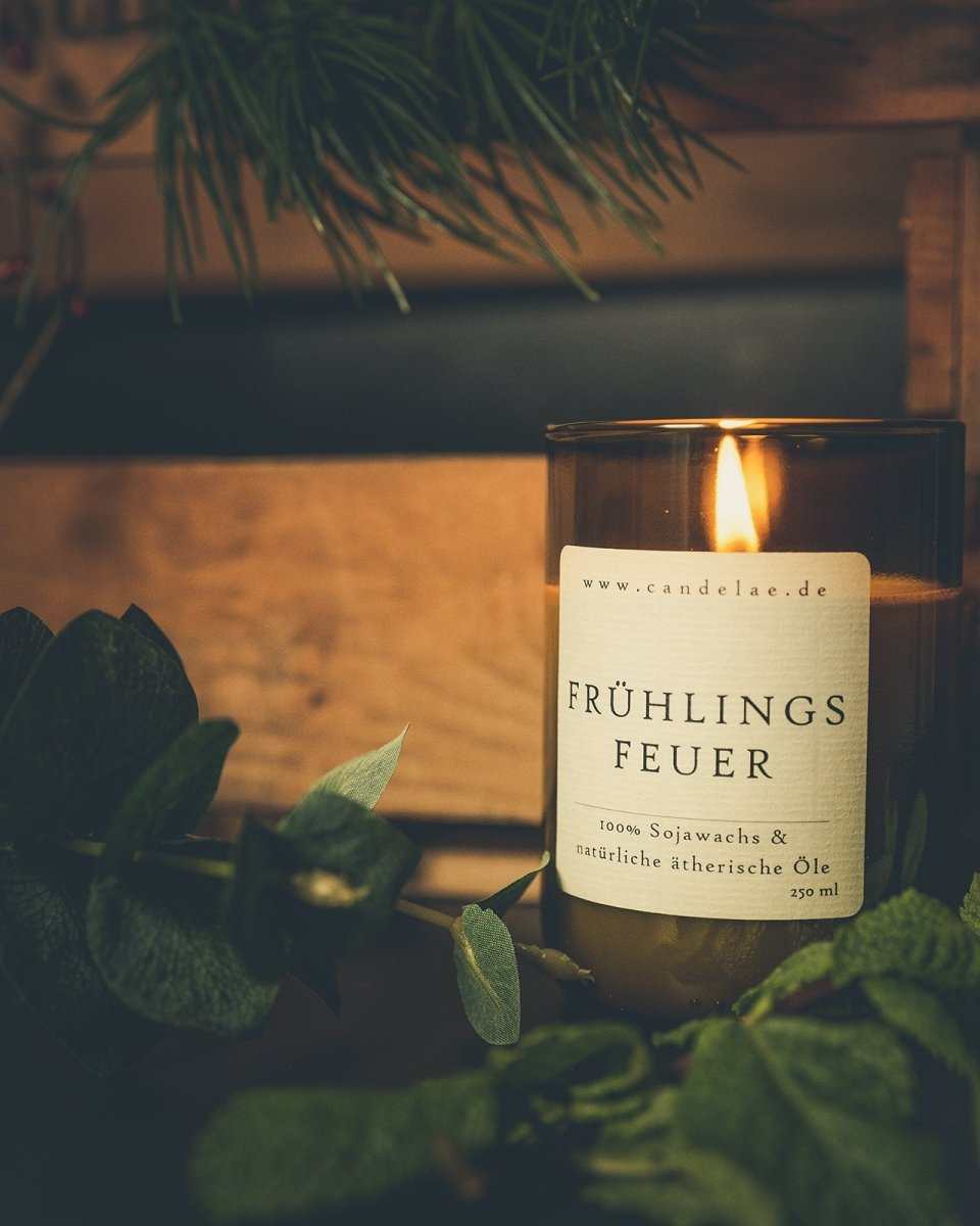 Duftkerze Frühlingsfeuer in recyceltem Glas mit frischem Frühlingsduft aus ätherischen Ölen und Sojawachs