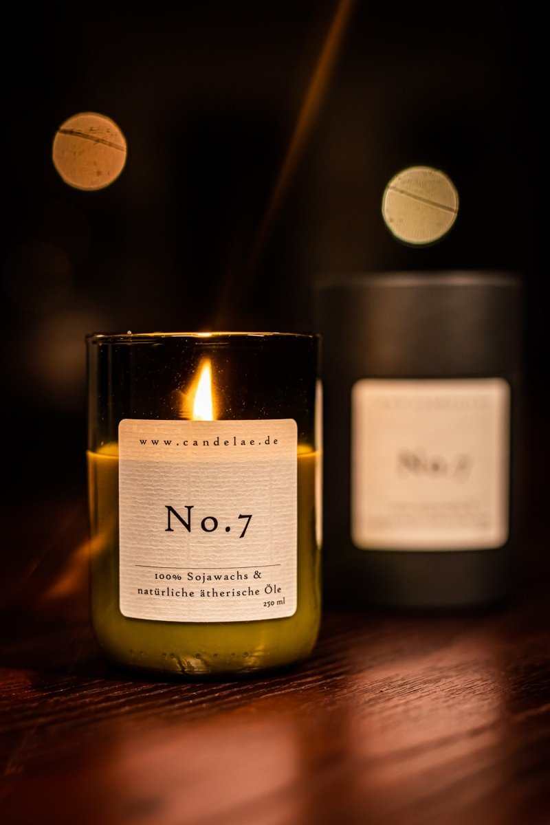 Candelae Duftkerze No.7 in recyceltem Weinflaschen-Glas mit ätherischen Ölen und Sojawachs für Entspannung und Wohlbefinden