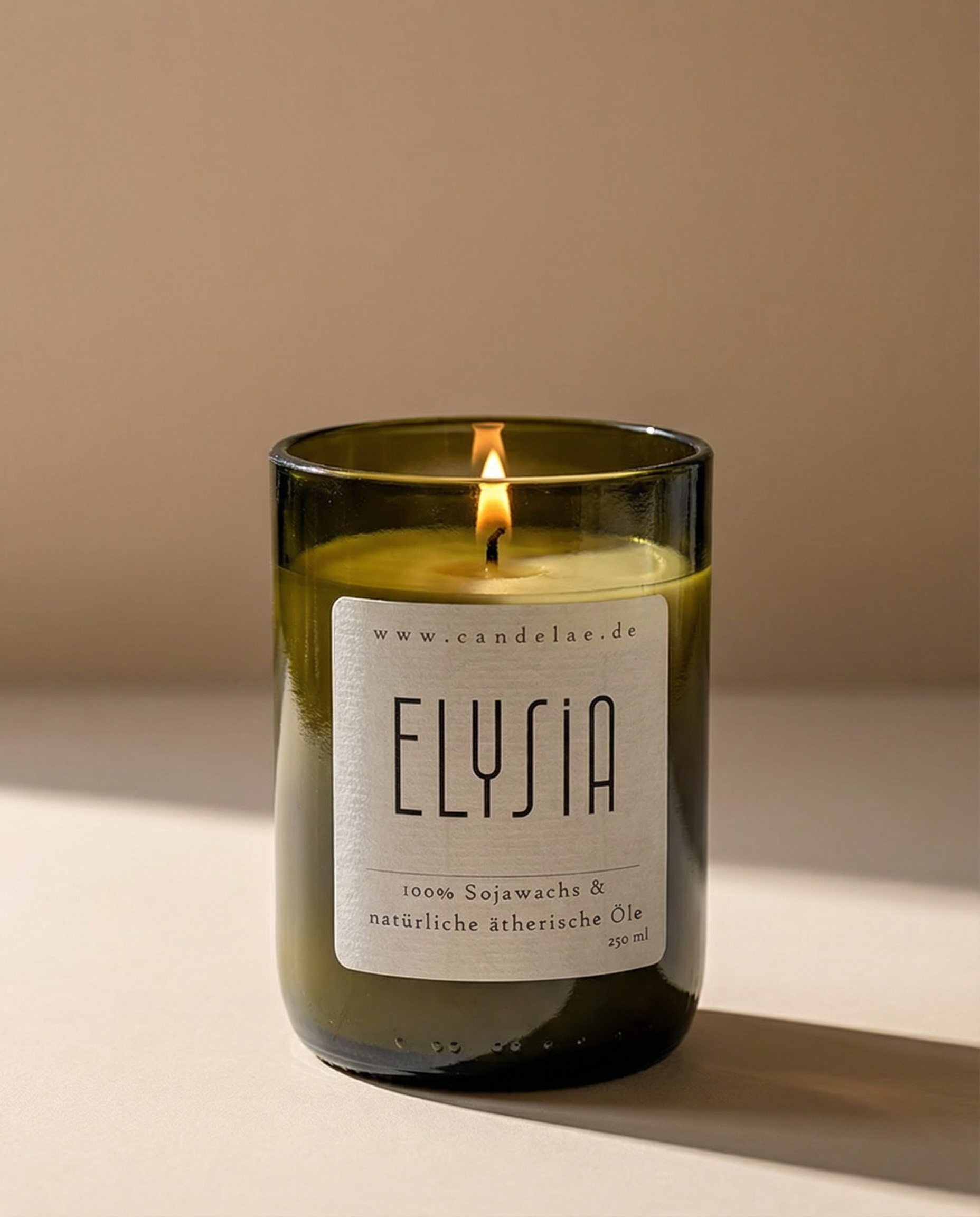 Natürliche Duftkerzen in Glas, Docht und Flamme für aromatisches Raumduft-Erlebnis