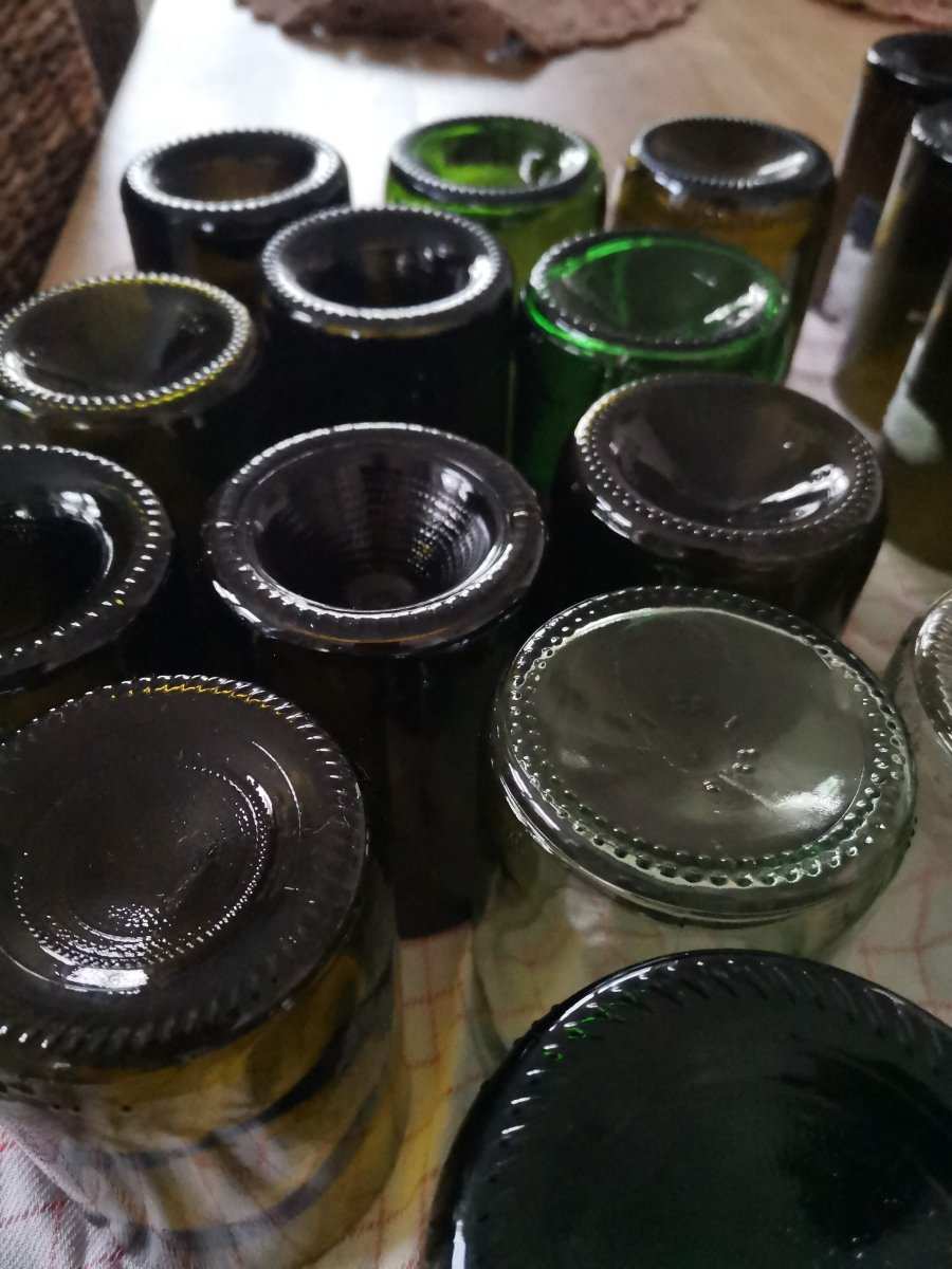 Nachhaltige Duftkerzen aus Sojawachs in recycelten Weinflaschen von Candelae