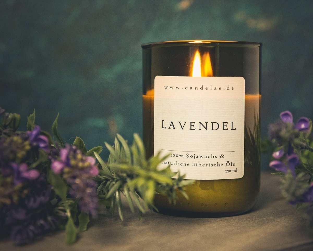 Lavendel Duftkerze aus Sojawachs in recyceltem Weinflaschenglas mit natürlichem ätherischem Öl