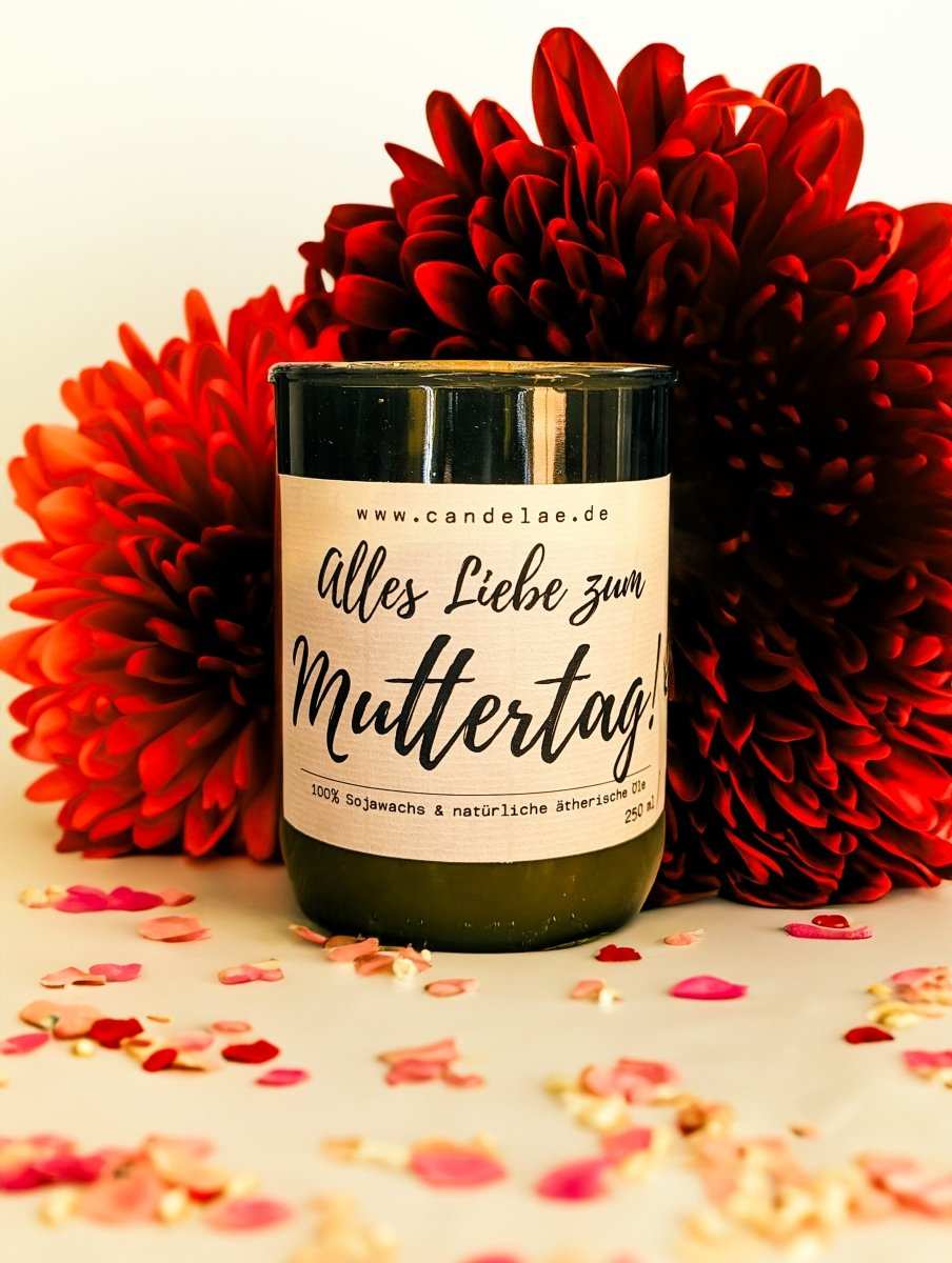 Duftkerze von Candelae Elysia aus recycelten Weinflaschen als nachhaltiges Muttertagsgeschenk