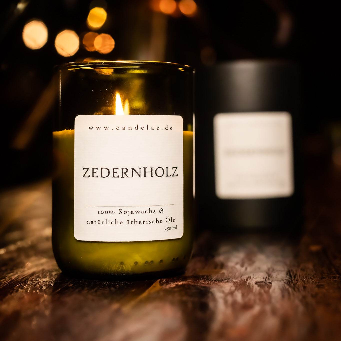 Zedernholz-Duftkerze in recyceltem Weinglas mit natürlichem ätherischem Zedernholzöl für Entspannung und Wohlbefinden