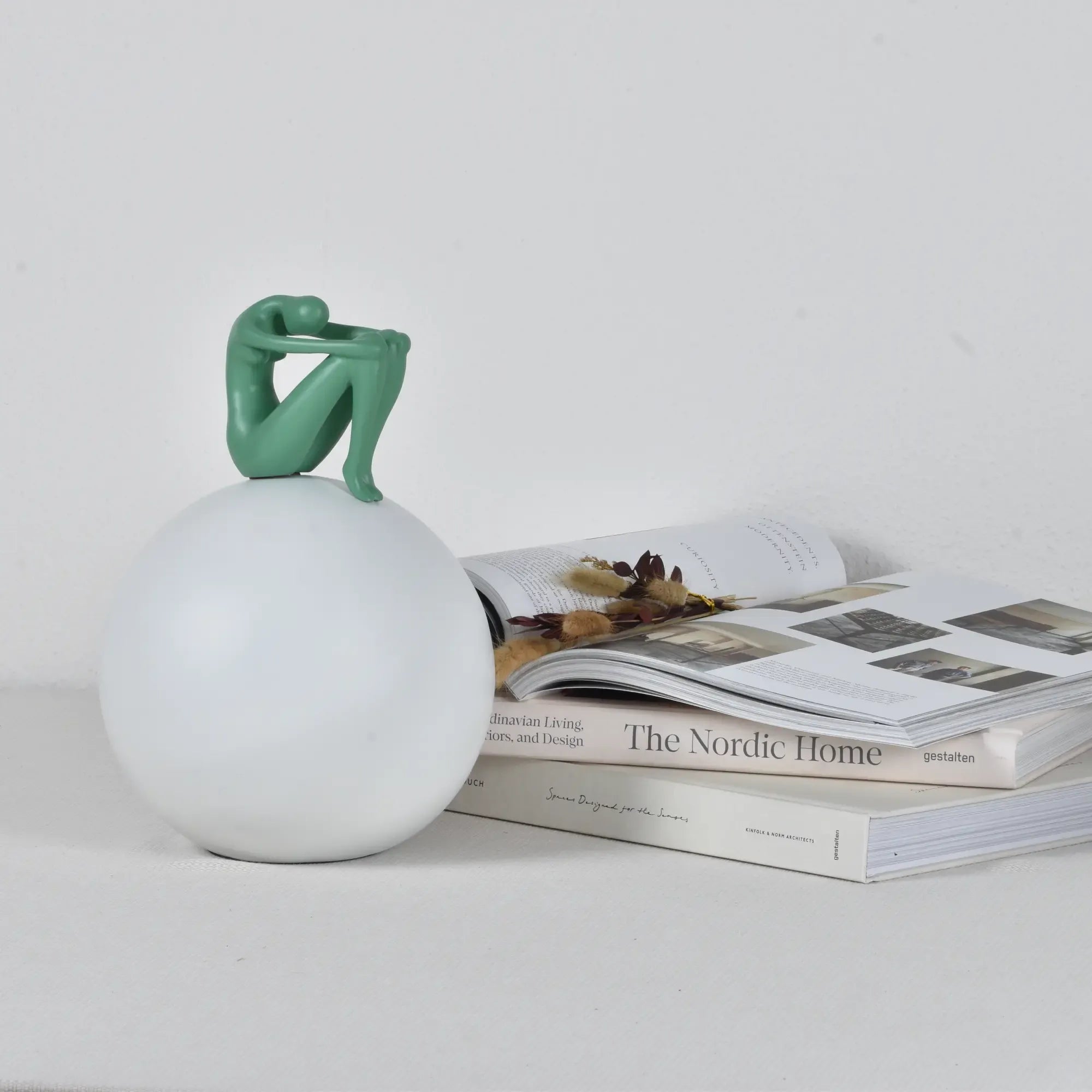 Dekofigur - Mensch auf einer Kugel - Modernes Deko-Objekt Figurenskulptur Réflexion Moderne