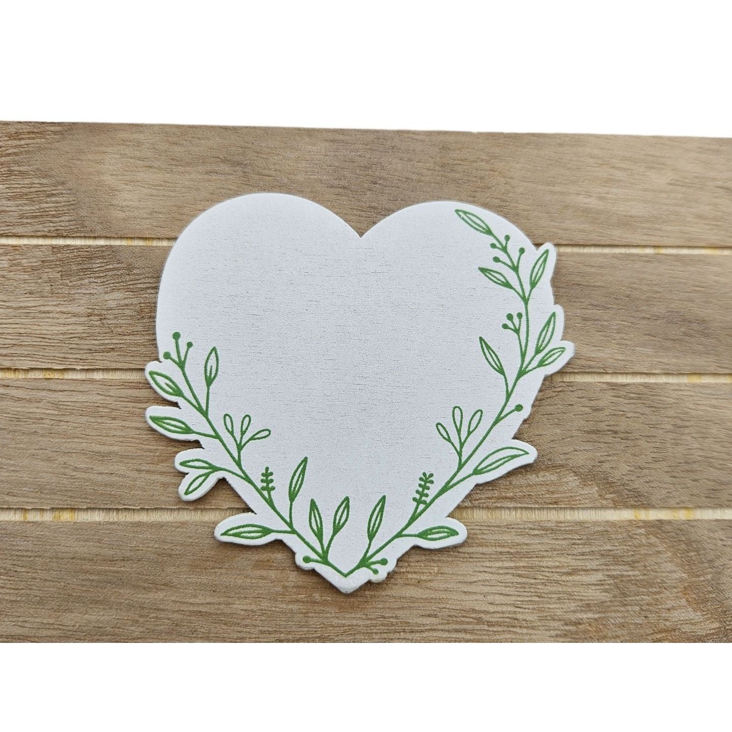 Holzkiste „Heart“ – Rechteckige Aufbewahrungsbox aus Naturholz mit Herzdetail für Küche & Deko