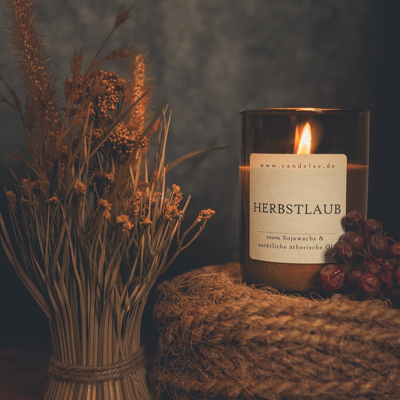 Duftkerze Herbstlaub von Candelae – Handgefertigt aus recycelter Weinflasche mit Sojawachs & ätherischen Ölen