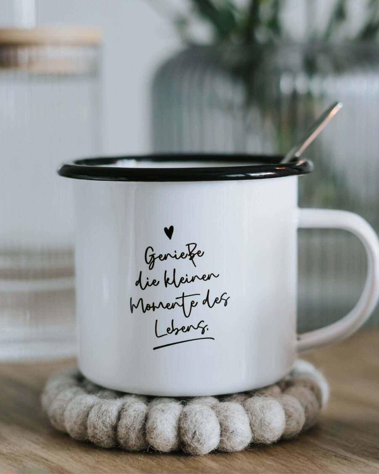 Weiße Emaille-Tasse mit schwarzem Rand und inspirierendem Spruch für starke Frauen