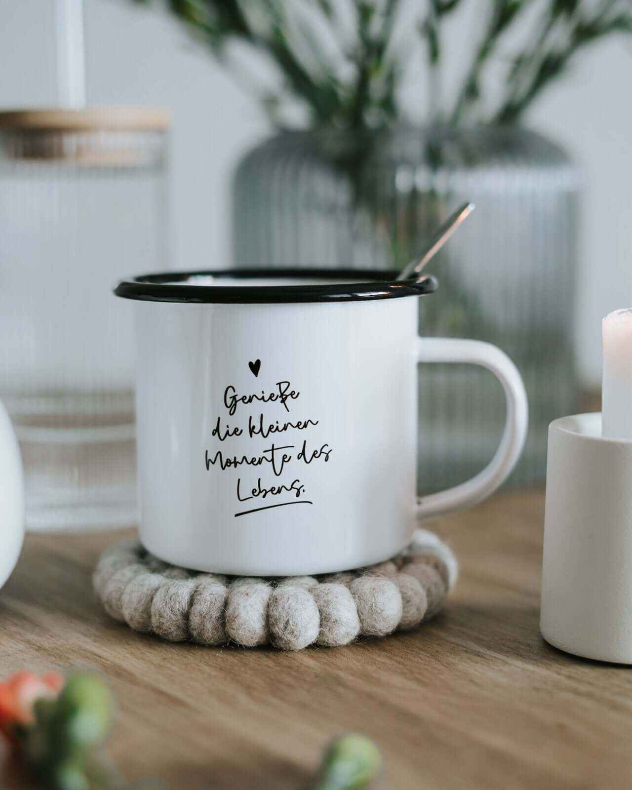 Kleine Momente · Emaille-Tasse