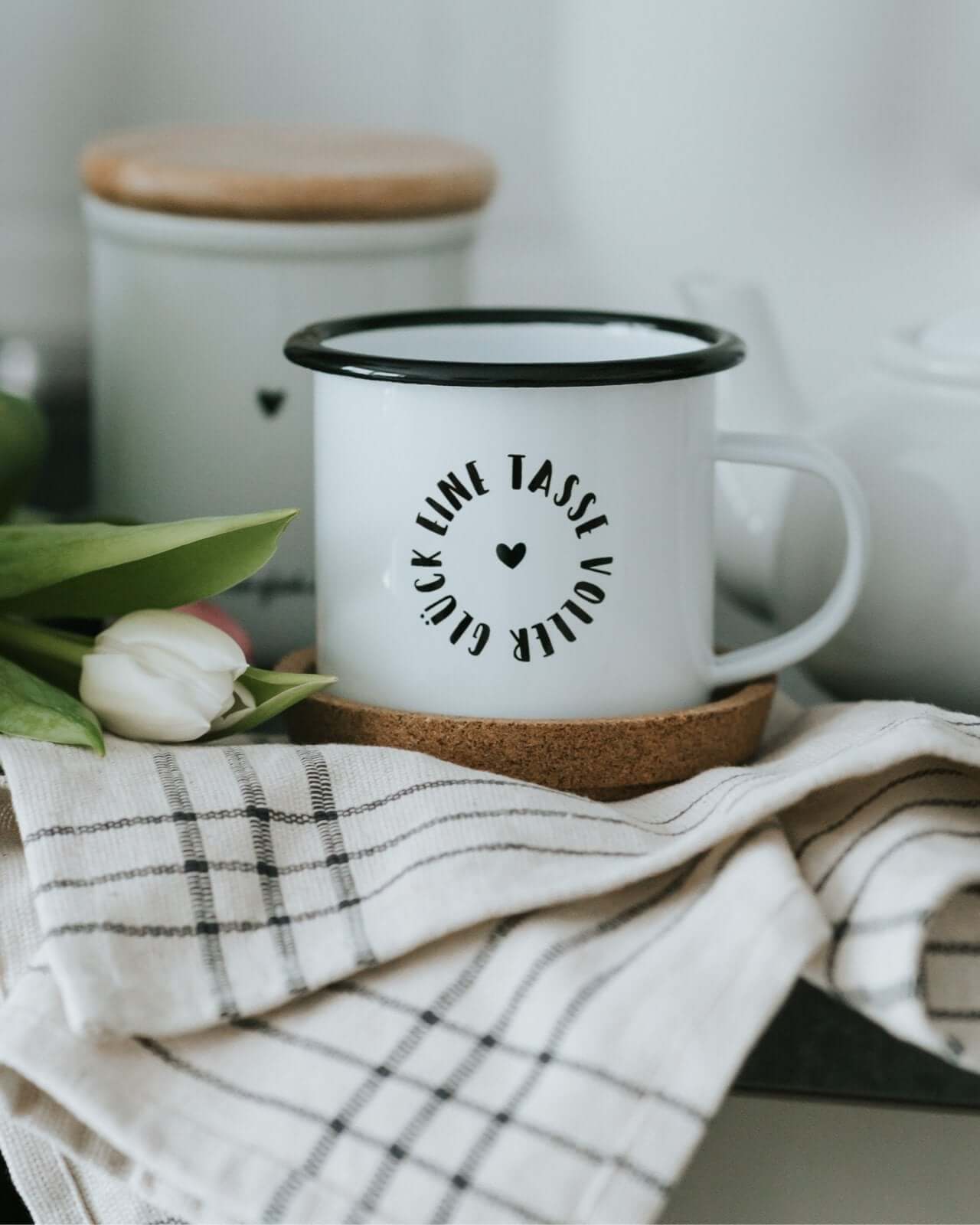 Voller Glück · Emaille-Tasse