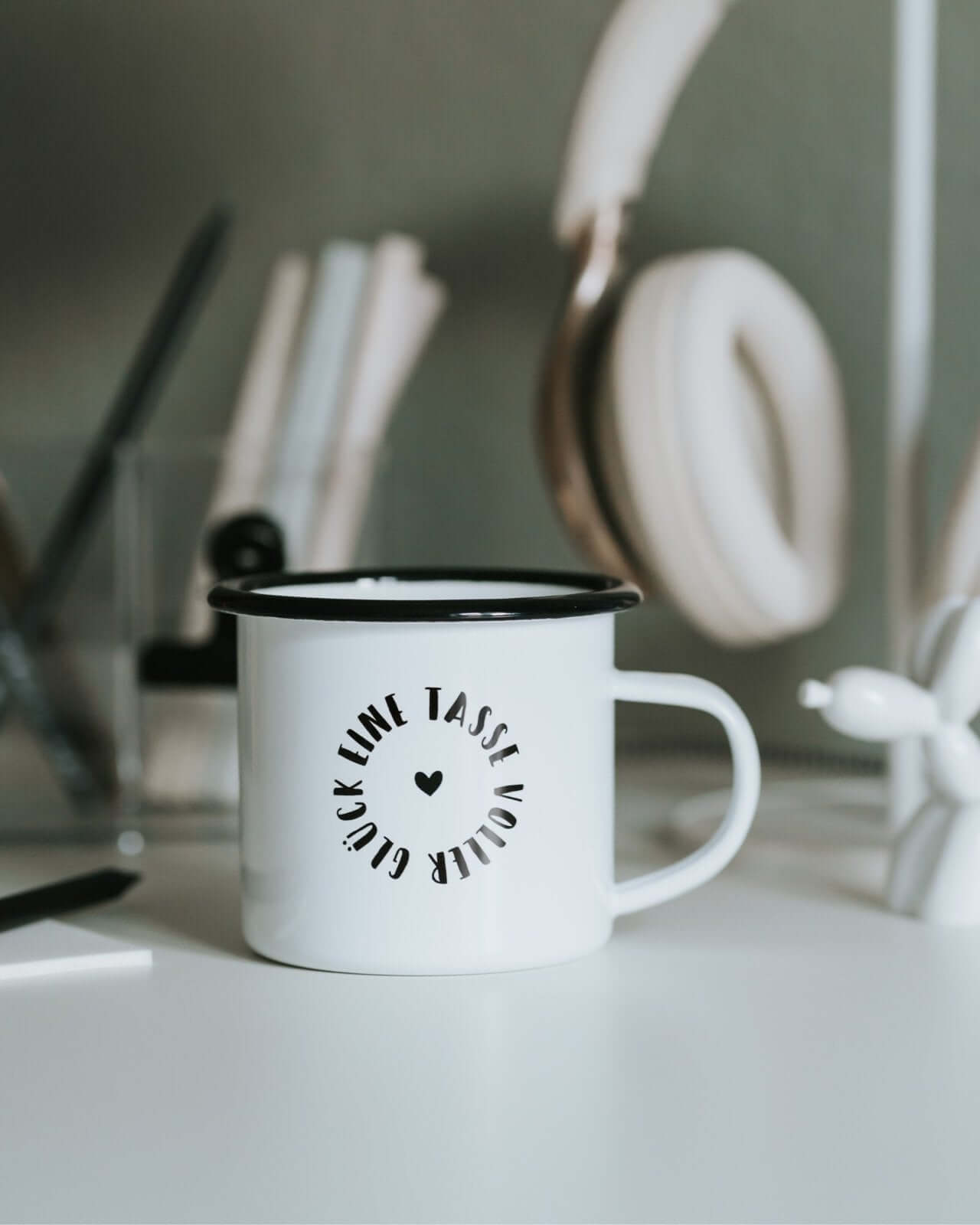 Voller Glück · Emaille-Tasse