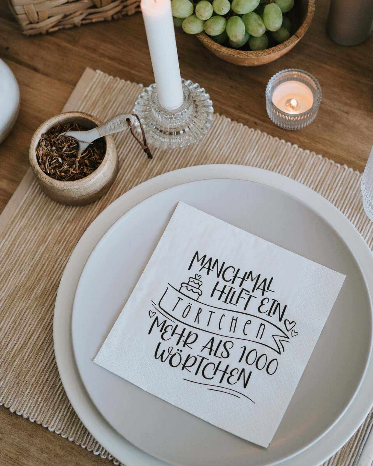 Schwarz-weiße Servietten elegant und stilvoll für festliche Anlässe aus umweltfreundlichem Papier