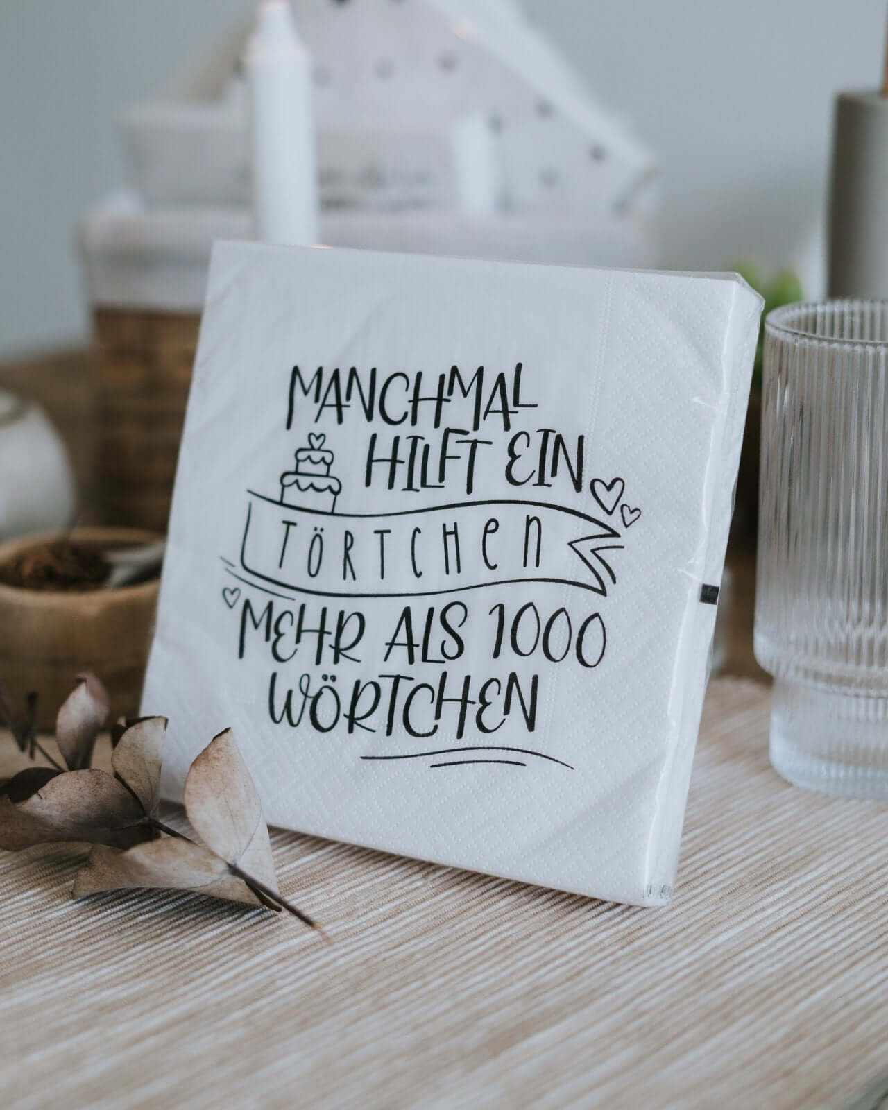 Schwarz-weiße 3-lagige Servietten elegant nachhaltig für festliche Tischdekoration