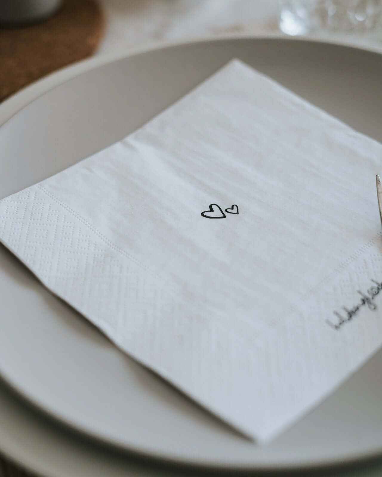 Schwarz-weiße elegante Servietten aus umweltfreundlichem Papier, ideal für festliche Anlässe und stilvolle Tischdekoration