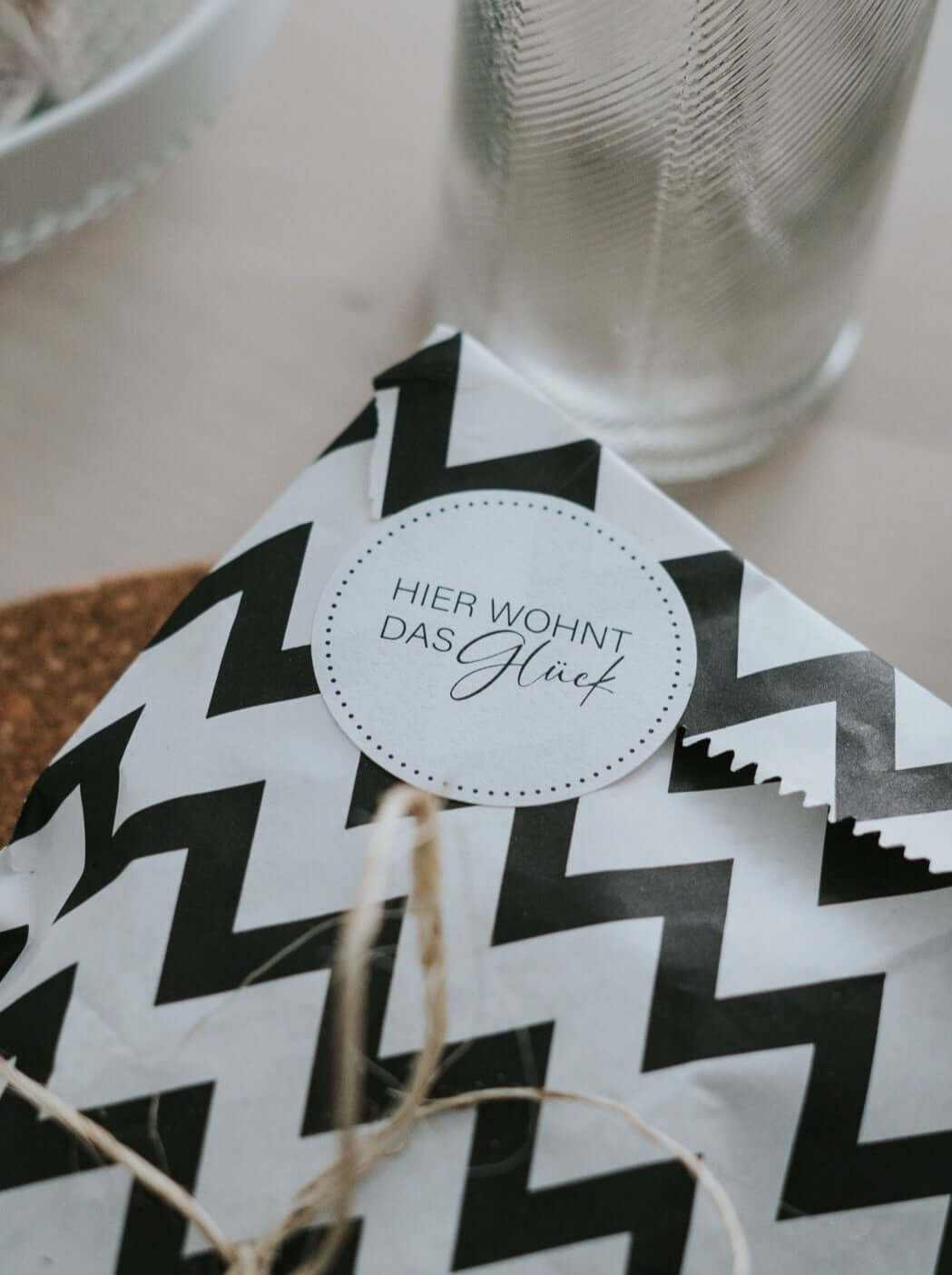 Hier wohnt · Aufkleber