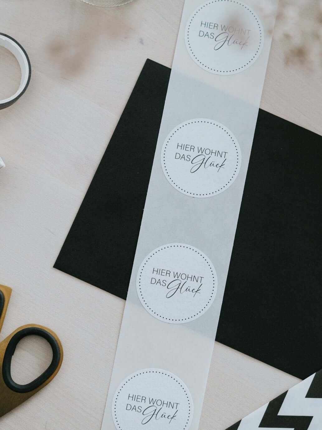 Hier wohnt · Aufkleber