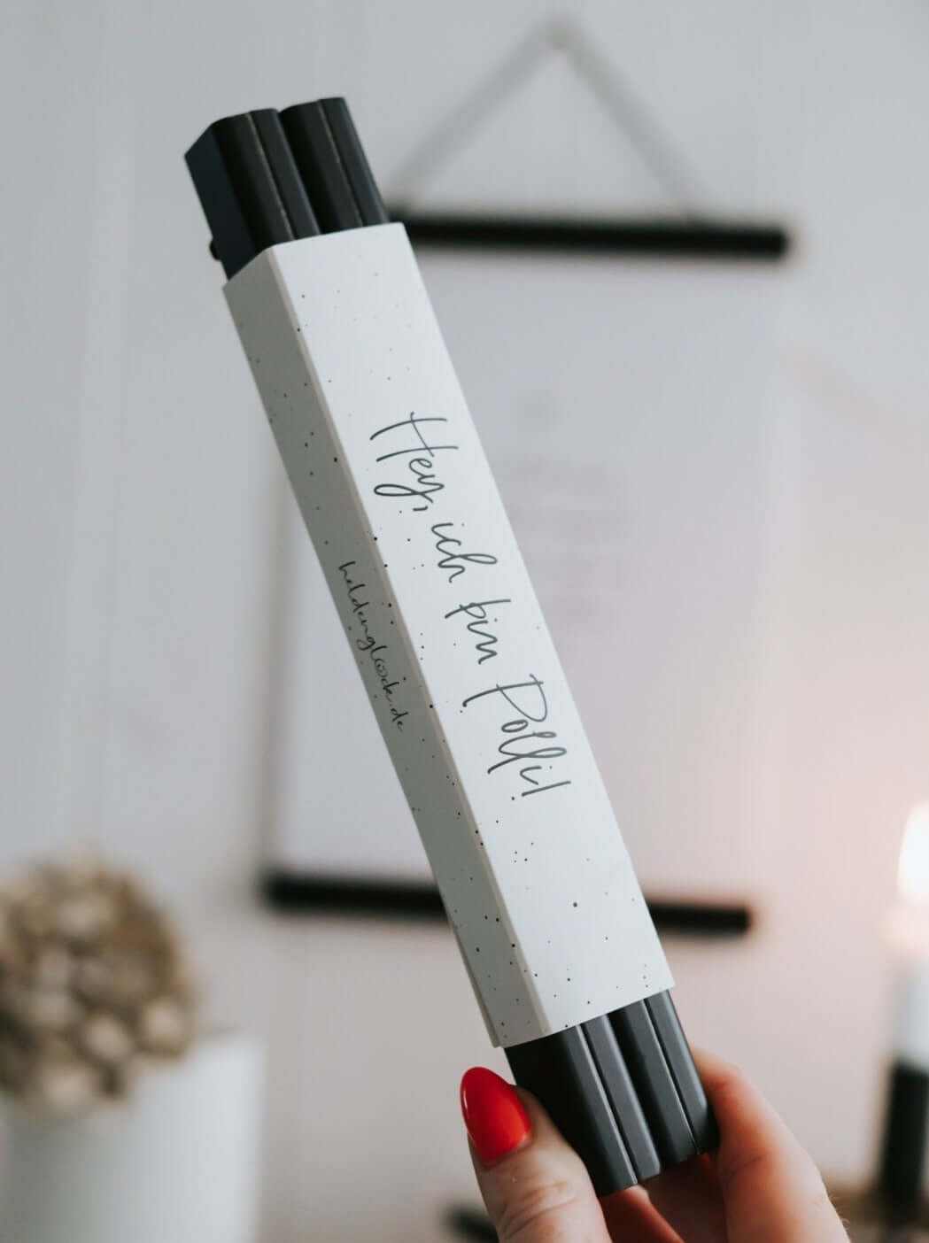 Schwarze magnetische Posterleiste aus Holz zur stilvollen Wandgestaltung mit flexiblem Posterwechsel