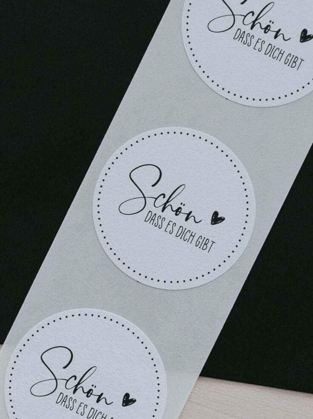 Weißer runder Sticker mit dem Spruch Schön, dass es dich gibt, 4 cm Durchmesser, liebevolle Botschaft