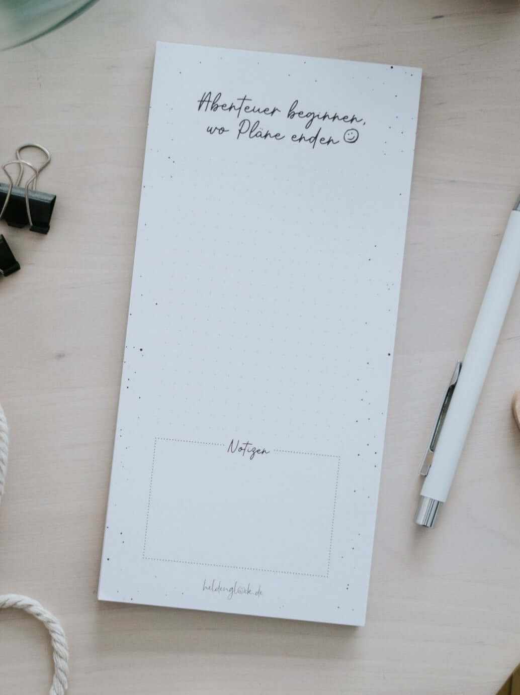 magnetischer Notizblock mit 50 Blättern aus Naturpapier am Kühlschrank befestigt