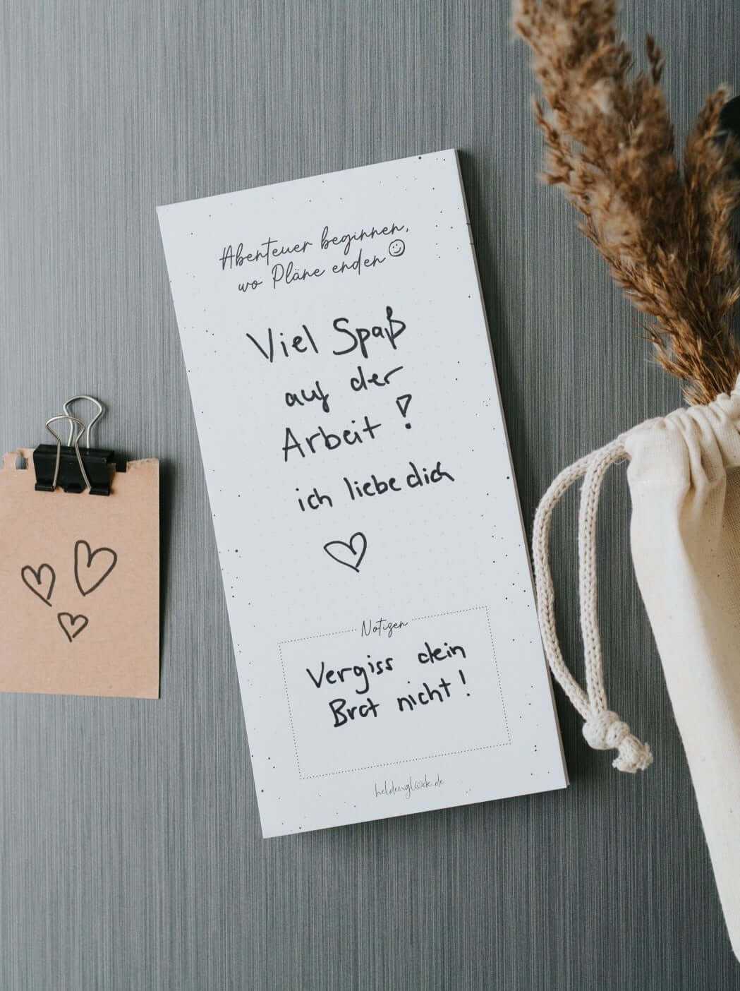 Magnetischer Notizblock aus Naturpapier mit Magnetrückseite am Kühlschrank befestigt