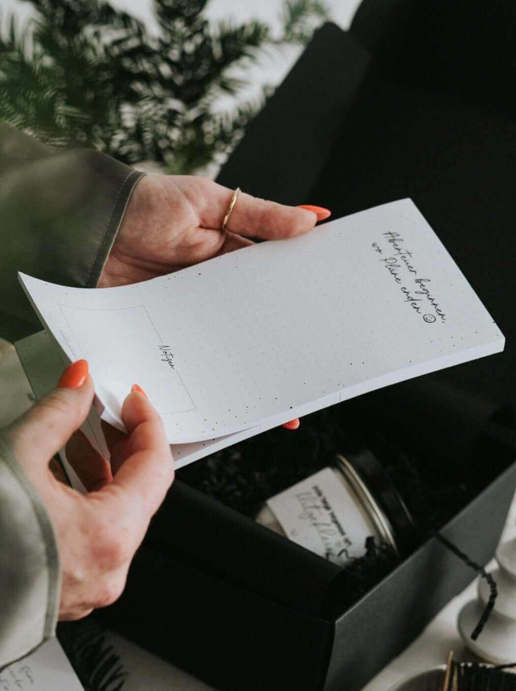 Magnetischer Notizblock mit 50 Blättern aus Naturpapier, haftbar am Kühlschrank für spontane Notizen und kreative Ideen