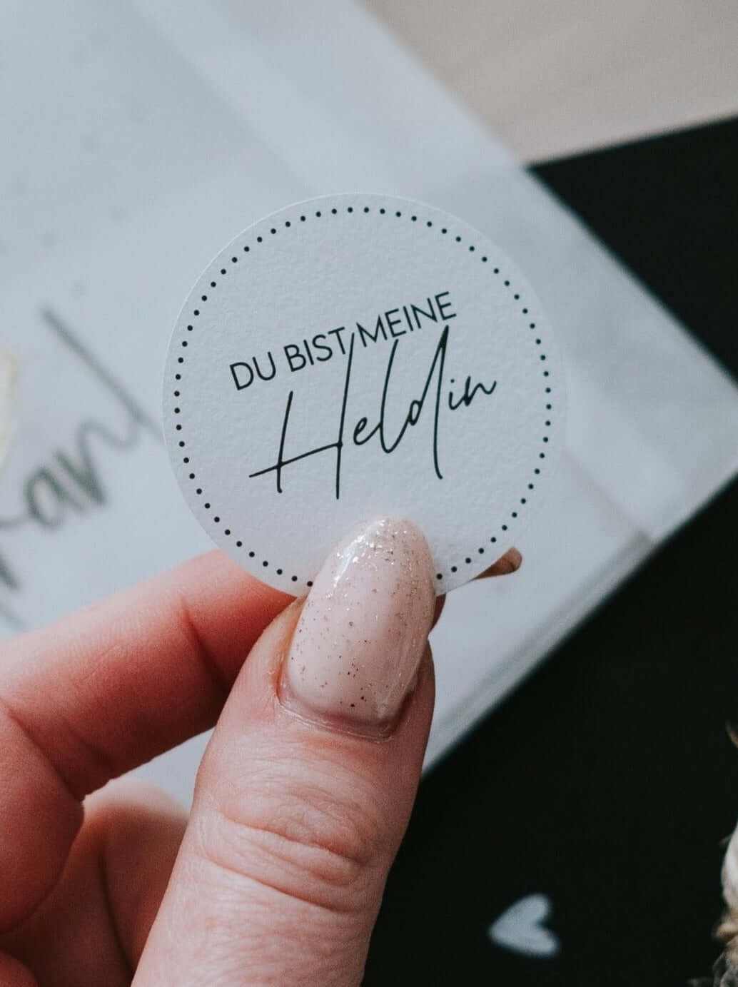 Weißer Mein Heldin Aufkleber mit Spruch „Du bist meine Heldin“ für Frauen, 4 cm Durchmesser, minimalistisch und CO2-neutral produziert