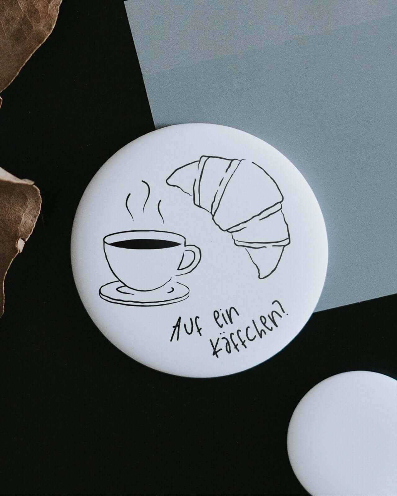 Magnet „Auf ein Käffchen“ großer runder Kaffee-Magnet mit charmantem Spruch als nachhaltiges Geschenk