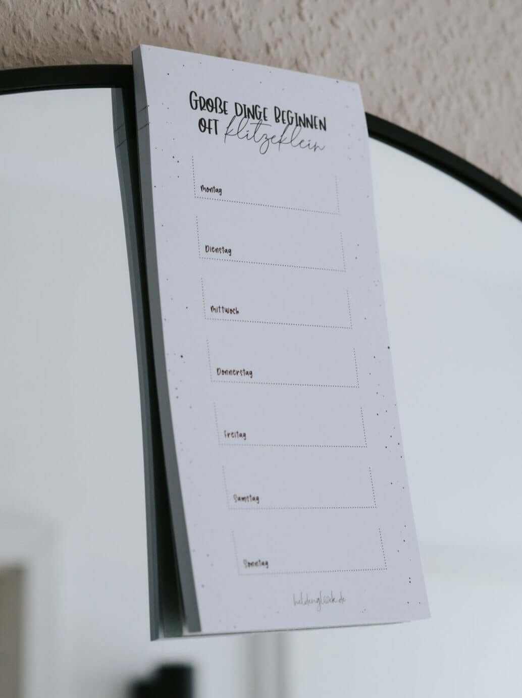 Magnetischer To-Do-Block mit 50 nachhaltigen Naturpapierblättern und Magnetrückseite am Kühlschrank befestigt