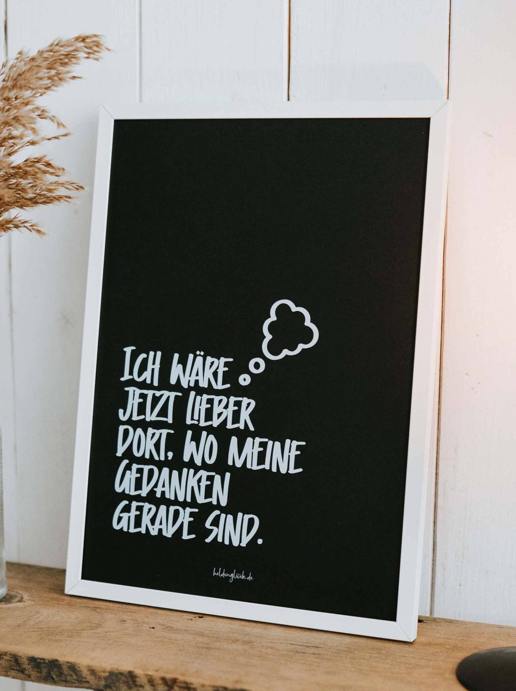 Poster „Ich wäre jetzt lieber dort…“ mit poetischem Spruch in modernem Schwarz-Weiß-Design aufDIN A4 mattem Offsetpapier, nachhaltig produziert.