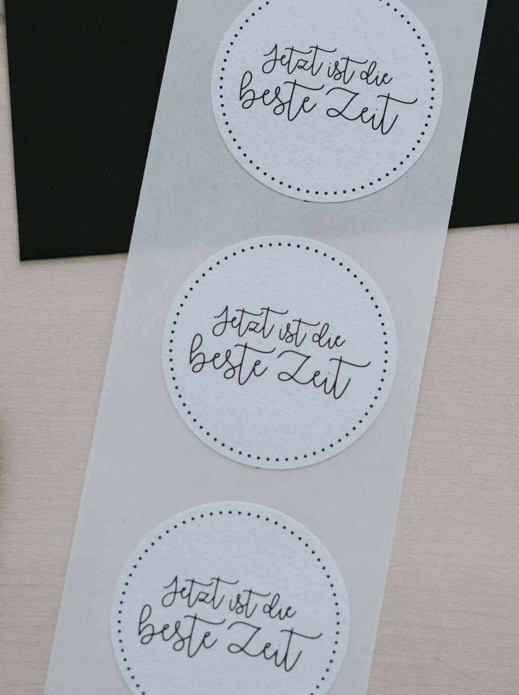 Aufkleber „Jetzt ist die beste Zeit“ weißer 4cm runder Sticker für Geschenke, nachhaltig und motivierend