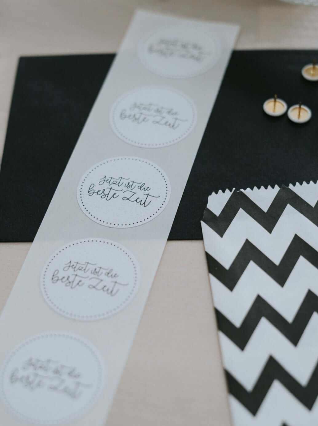 Weißer Aufkleber „Jetzt ist die beste Zeit“ für Geschenkverpackungen, 4 cm Durchmesser, nachhaltig und CO₂-neutral produziert in Deutschland