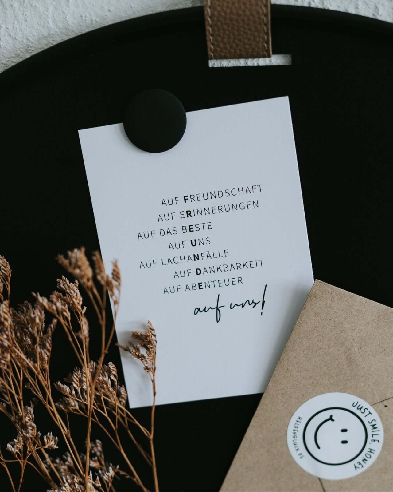 Auf uns · Postkarte