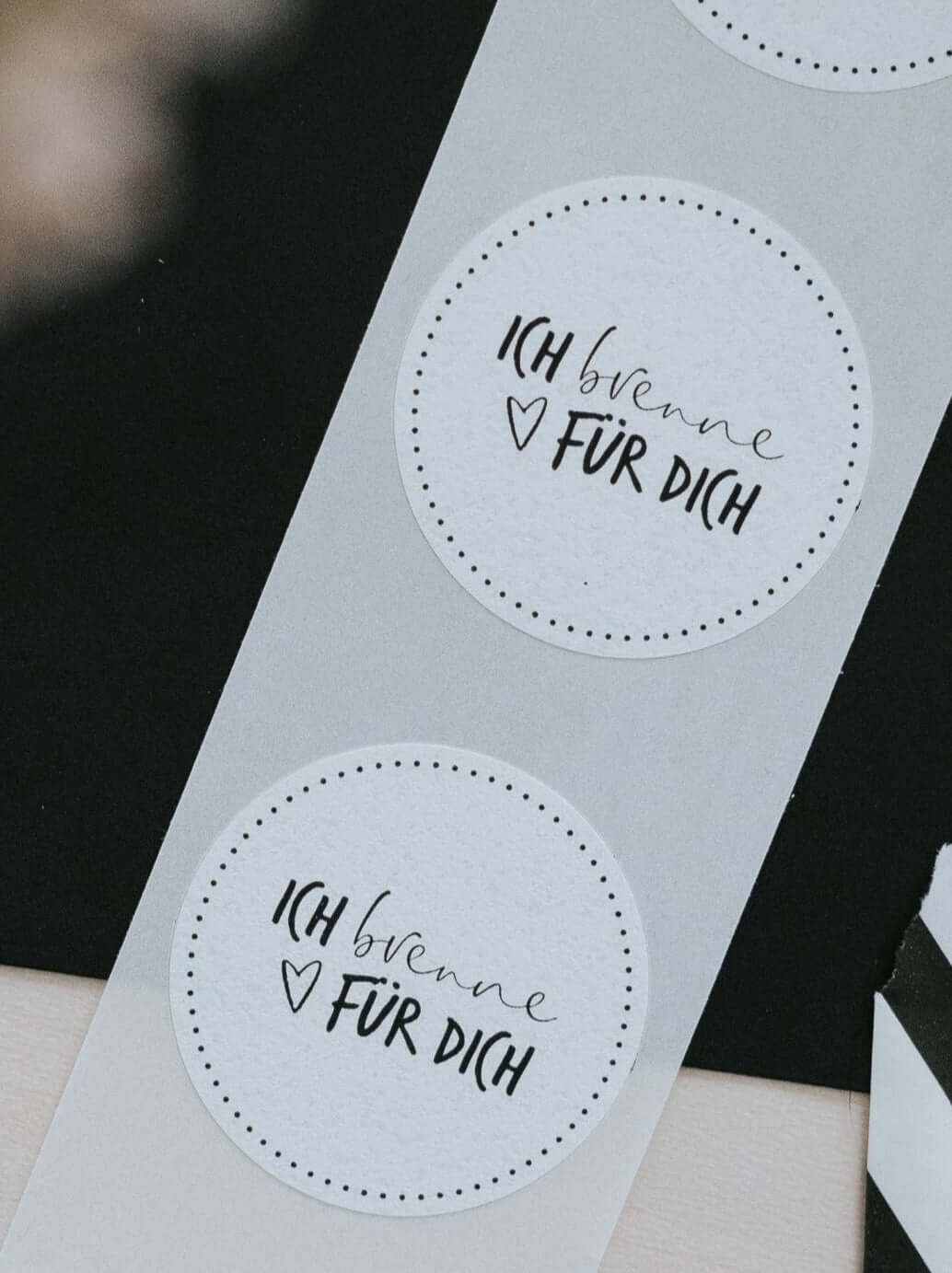 Weißer runder Sticker mit Spruch Ich brenne für Dich für romantische Geschenke und Karten