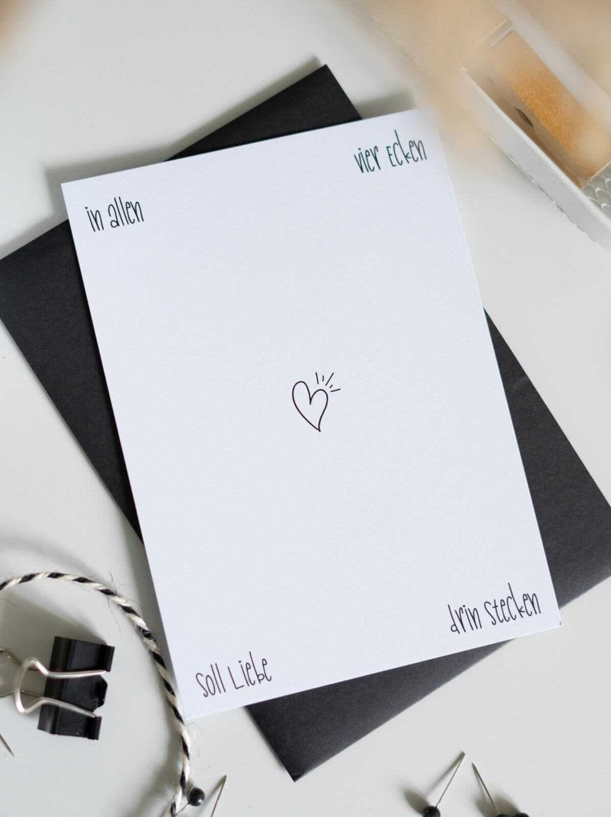 Postkarte „In allen vier Ecken“ mit liebevollem, nostalgischem Spruch auf FSC-zertifiziertem Naturpapier