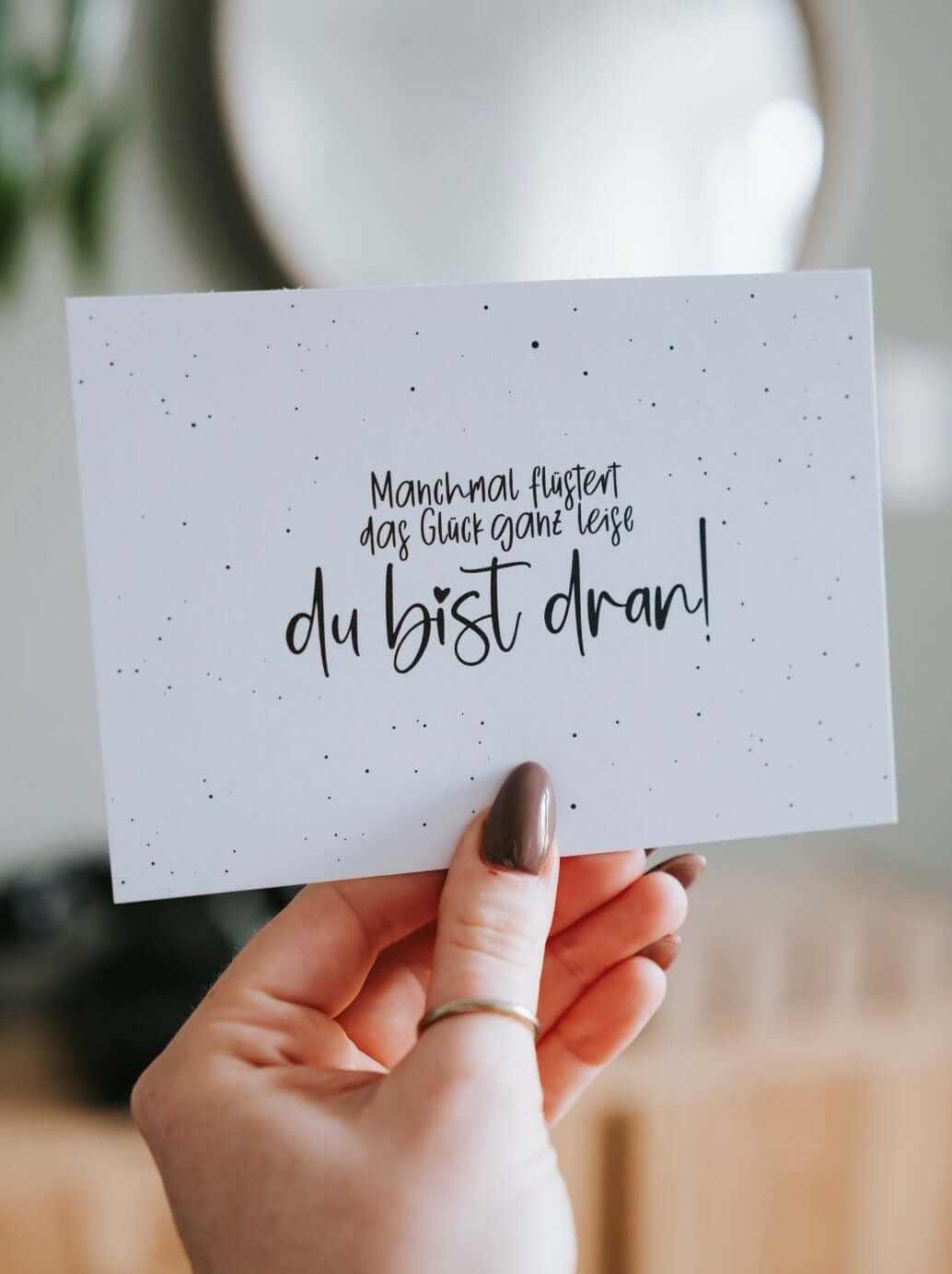 Postkarte Manchmal flüstert das Glück motivierende Karte für Neuanfänge und Mut