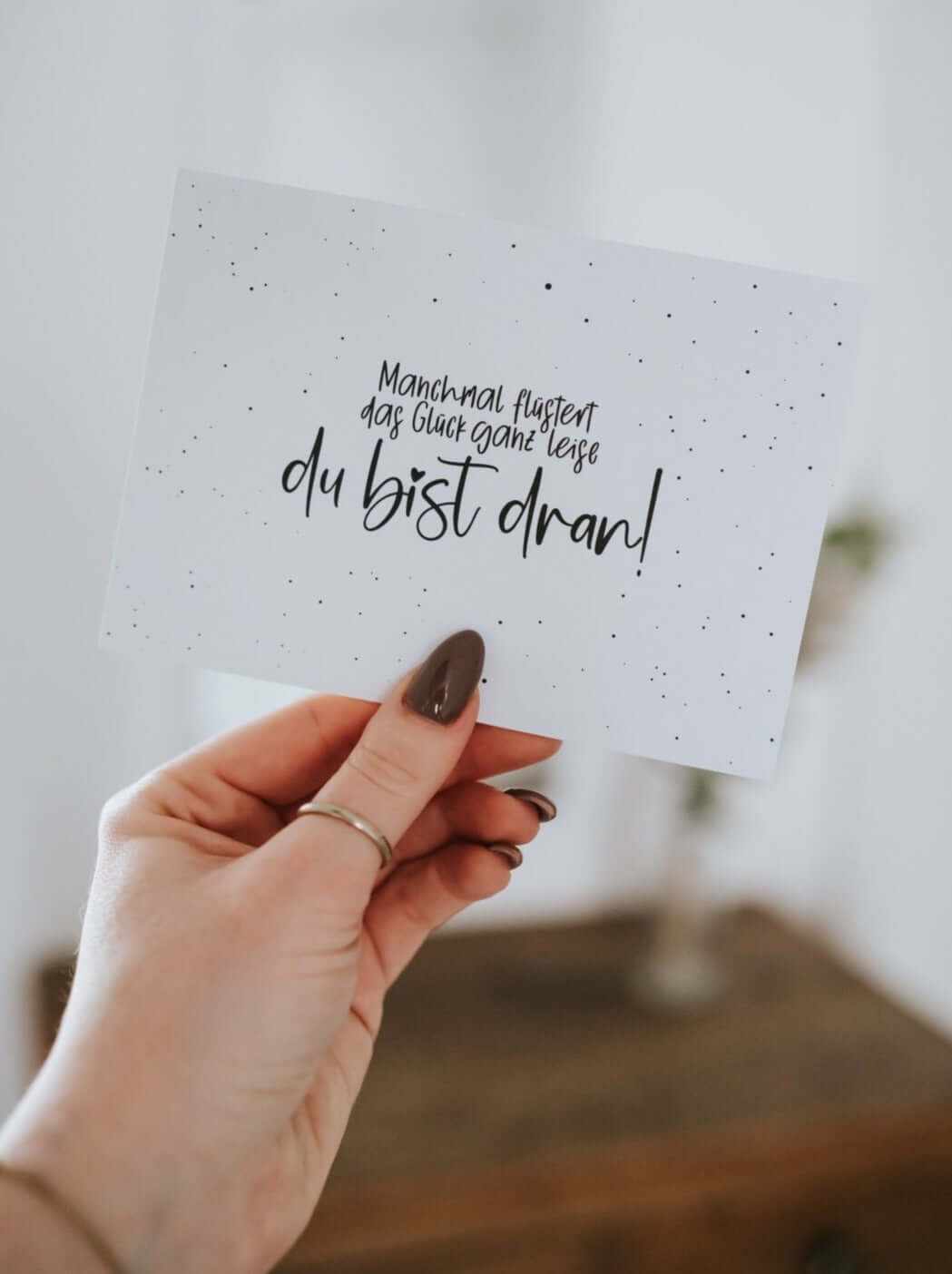 Postkarte Manchmal flüstert das Glück mit motivierendem Spruch und nachhaltigem FSC-zertifiziertem Naturpapier