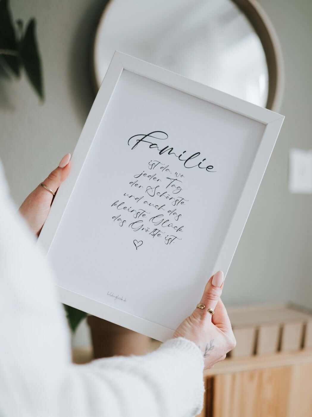 Schwarz-weiß Poster Familie mit liebevollem Spruch auf hochwertigem Papier, modernes Design, perfektes Geschenk für Zuhause und Herzensmenschen