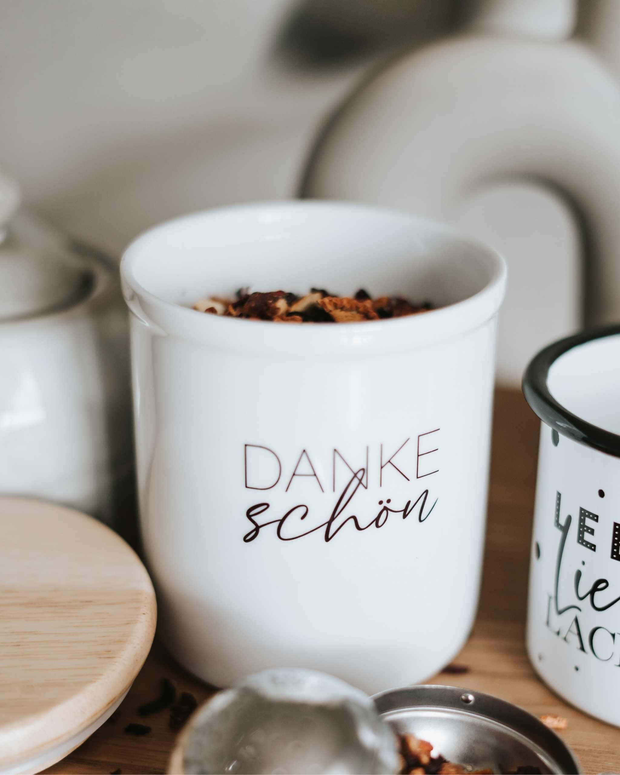 Keramikdose „Dankeschön“ mit luftdichtem Holzdeckel und 400ml Fassungsvermögen, weiß mit schwarzer Schrift