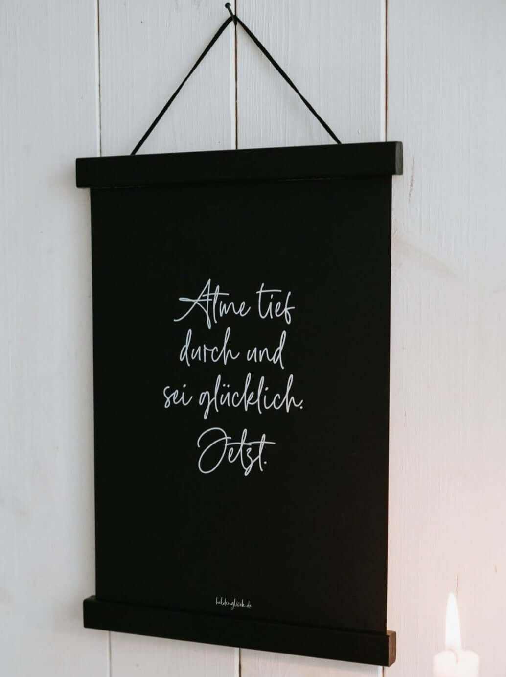 Poster atme tief durch schwarz-weiß mit Spruch für mehr Achtsamkeit und innere Stärke in DIN A4