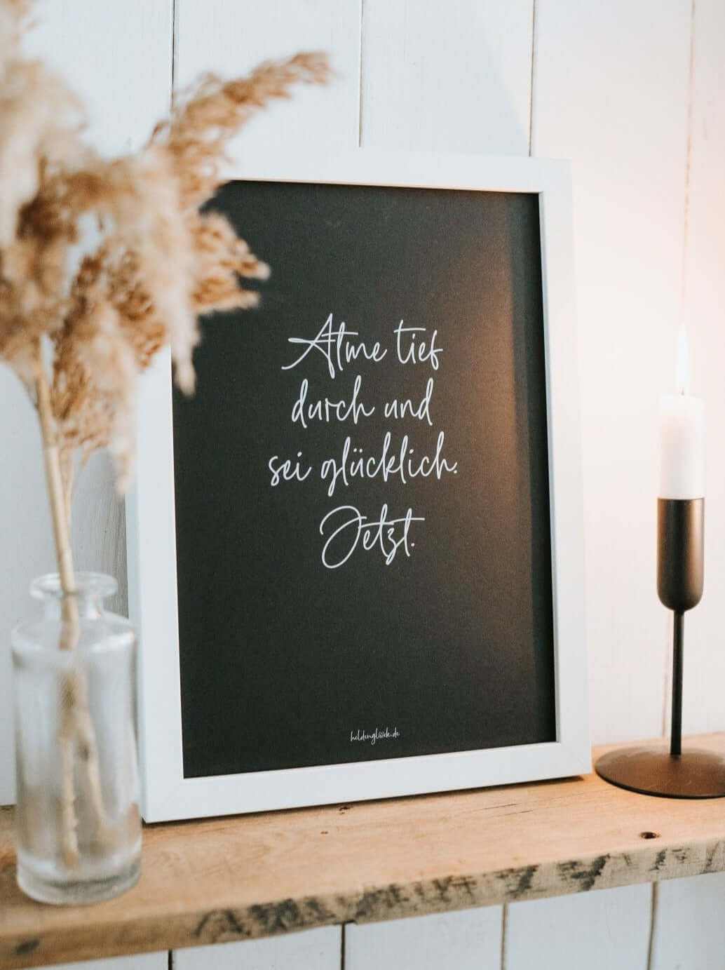 Poster atme tief durch und sei glücklich Spruch auf schwarzem Hintergrund in DIN A4 Format