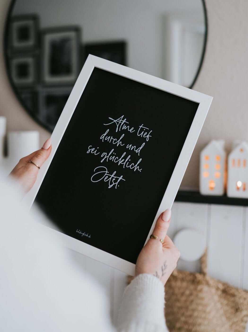 Poster atme tief durch mit weißem Text auf schwarzem Hintergrund, Achtsamkeit und Glück, DIN A4, nachhaltiges Design