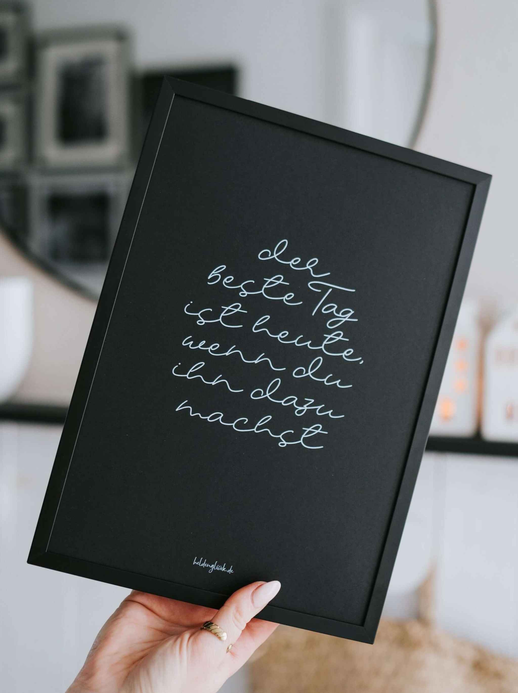 Poster Der beste Tag mit inspirierendem Spruch in Schwarz-Weiß auf hochwertigem FSC-Papier im DIN A4-Format