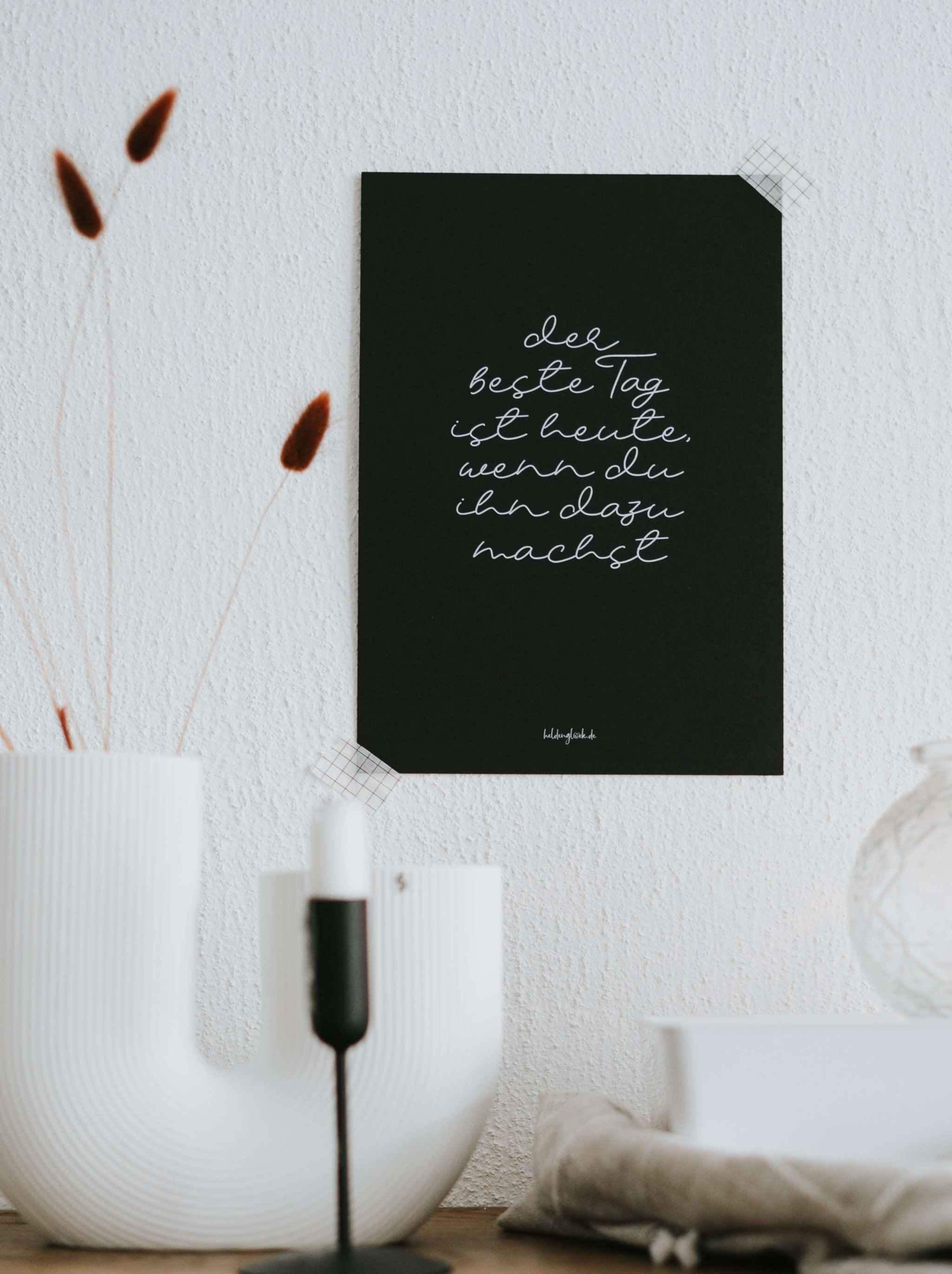 Poster Der beste Tag mit inspirierendem Spruch in modernem Schwarz-Weiß-Design auf DIN A4 nachhaltigem Papier