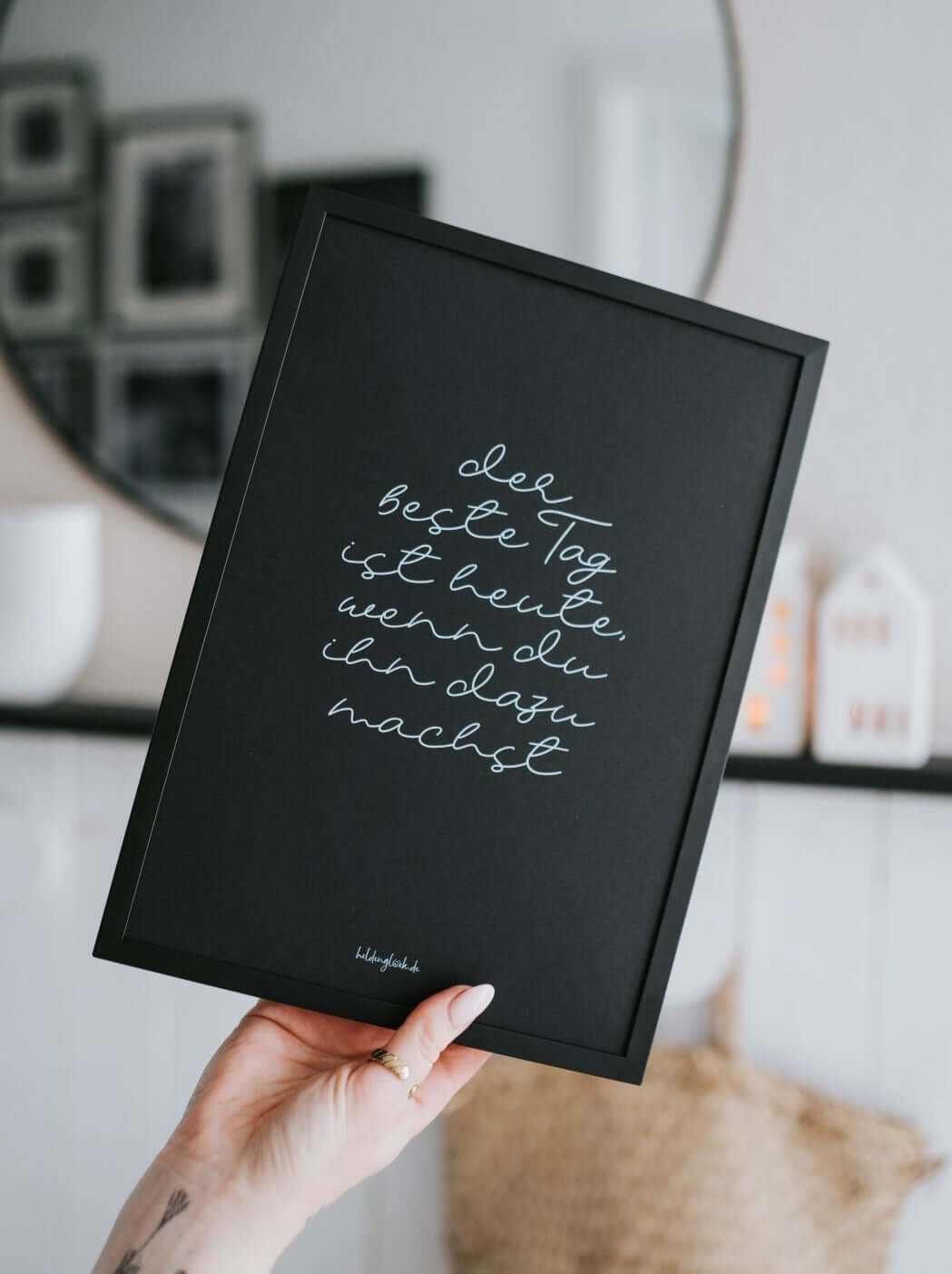 Minimalistisches Poster Der beste Tag mit motivierendem Spruch in Schwarz-Weiß, DIN A4, nachhaltig produziert