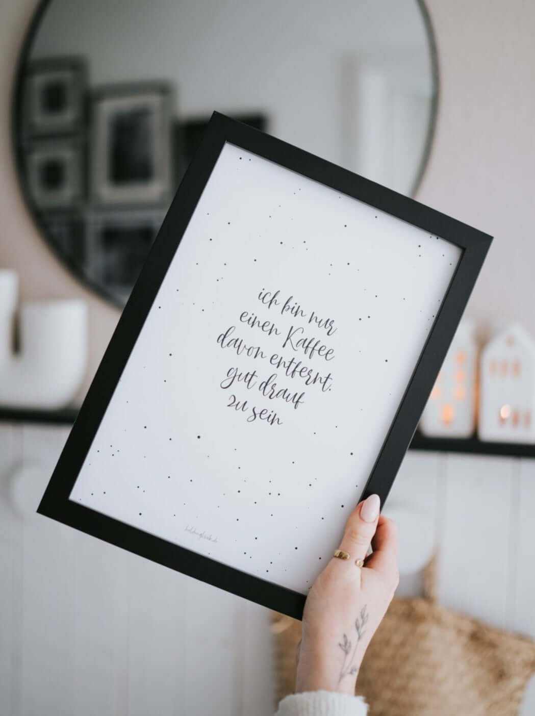 Schwarz-Weiß Poster mit Spruch „Ich bin nur einen Kaffee davon entfernt, gut drauf zu sein“ auf mattes FSC-zertifiziertes Papier