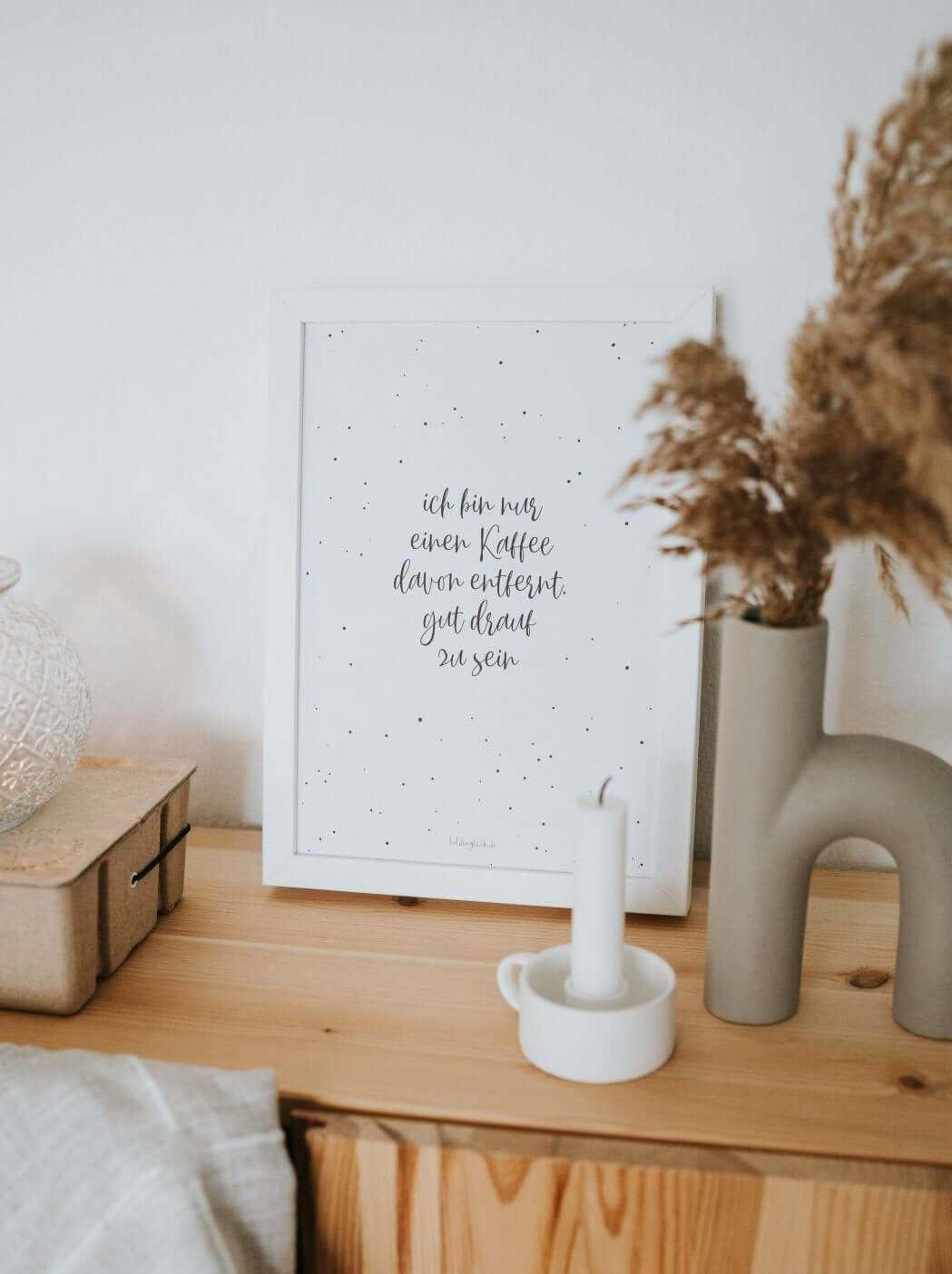 Schwarz-weißes Poster mit dem Spruch „Ich bin nur einen Kaffee davon entfernt, gut drauf zu sein“ auf mattem FSC-zertifiziertem Papier