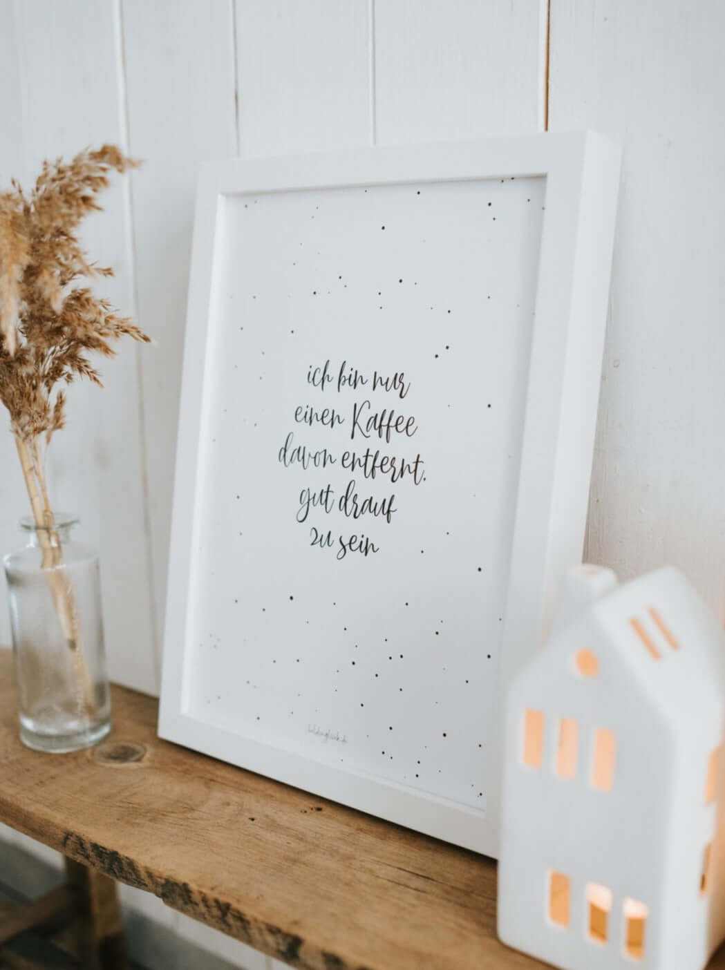 Nur ein Kaffee Poster mit Spruch „Ich bin nur einen Kaffee davon entfernt, gut drauf zu sein“ in Schwarz-Weiß, nachhaltiges Geschenk für Kaffeeliebhaber