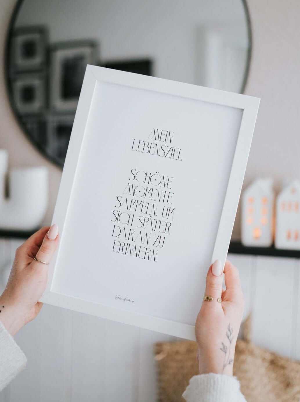 Poster „Schöne Momente sammeln“ mit Lebensmotto in modernem Schwarz-Weiß-Design auf FSC-zertifiziertem Papier